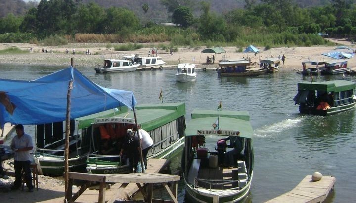Vista del puerto de chalanas entre Aguas Blancas y Bermejo. (El Tribuno).