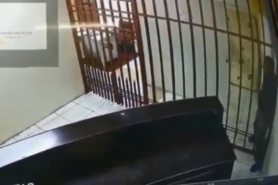 Un preso aprovecha su delgadez para escapar de su celda por los barrotes