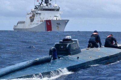 Guardia costera de Estados Unidos realiza espectacular persecución a submarino cargado de cocaína