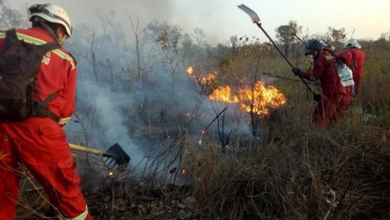 Bomberos y efectivos policiales de Yacuiba combaten incendios en la Chiquitan&iacute;a