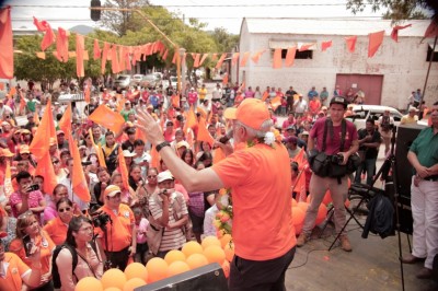  Carlos Mesa es recibido con caravanas multitudinarias en el Chaco