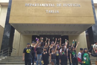 Feministas protestan en el Palacio de Justicia bajo la consigna “Un violador en tu camino”
