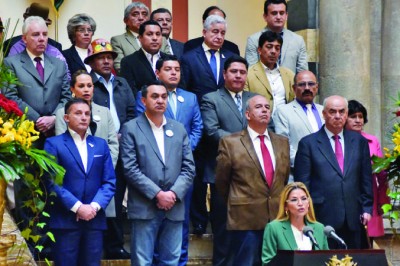 Ministros presentan a Añez carta de renuncia colectiva