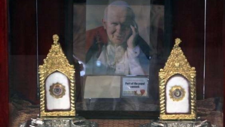 Roban reliquia de Juan Pablo II en Italia