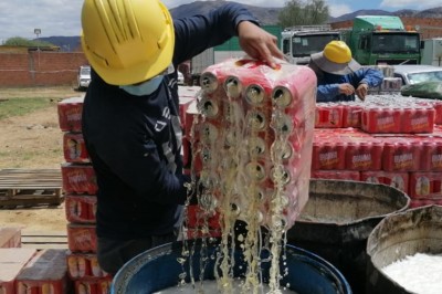 Senasag de Tarija procede a la destrucción de unas 10 toneladas de bebidas alcohólicas y alimentos