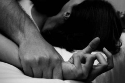 Hombre abusó de su expareja; iban por regalos para sus hijos