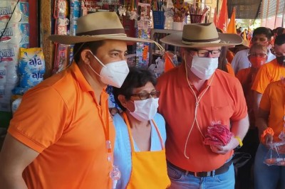 Entregaron barbijos en el Mercado: Villa Montes: Adrián Oliva y Dalmiro Cuellar toman fuerza en la campaña para las subnacionales
