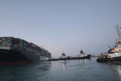 Presidente egipcio se congratula por la operación en canal de Suez