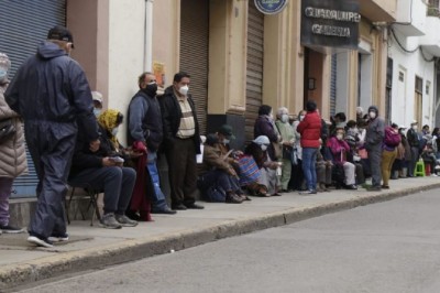 Filas y reclamos por escasez de dosis en el primer día de vacunación masiva