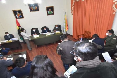 Postergan juicio del primer policía acusado por el motín de 2019