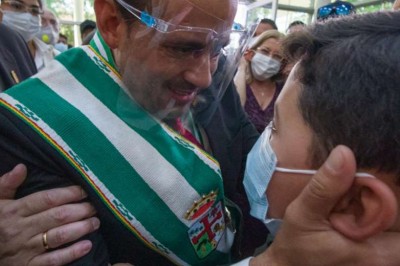 Gobernador cruceño dona su salario a Davosan y Hombres Nuevos, dos entidades benéficas