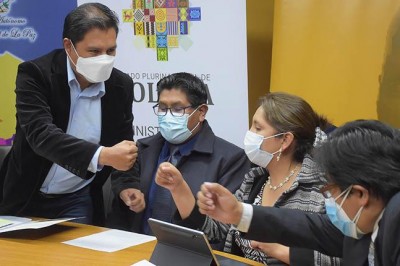 Auza asegura que no firmó con ninguna intermediaria
