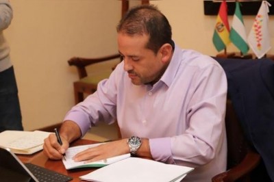  El Gobernador de Santa Cruz prohíbe usar su imagen en obras y dependencias públicas