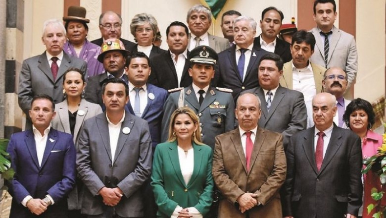 Gobierno apunta contra A&ntilde;ez y su gabinete por el caso gases