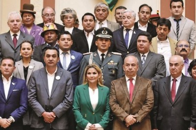 Gobierno apunta contra Añez y su gabinete por el caso gases