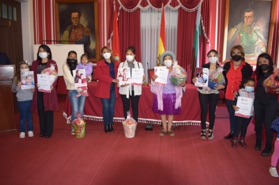 Se premió a las ganadoras del concurso «Una selfi con mamá»