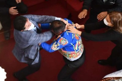 Violencia en el Legislativo puede ser sancionada con seis a doce meses de suspensión sin salario