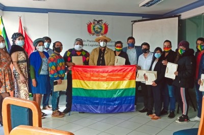 Brigada Parlamentaria de Tarija entrega reconocimiento al Colectivo LGBT