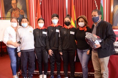 Gobernación entregó uniformes deportivos para delegación juvenil de atletismo