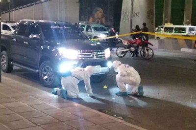En Cochabamba atacan a tiros a un hombre mientras conducía una camioneta; se presume un ajuste de cuentas
