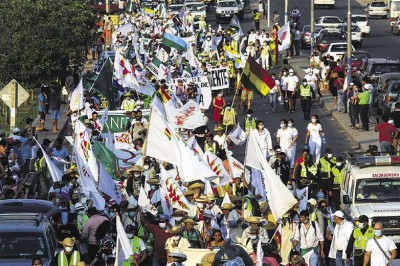 Marcha indígena llega al centro cruceño en medio de muestras de apoyo