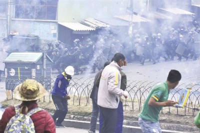Miles de cocaleros rompen cerco policial y “recuperan” su mercado