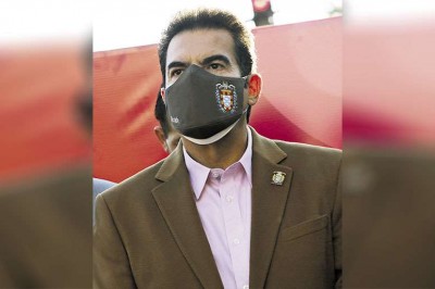 Reyes Villa se atrinchera y una multitud lo apoya