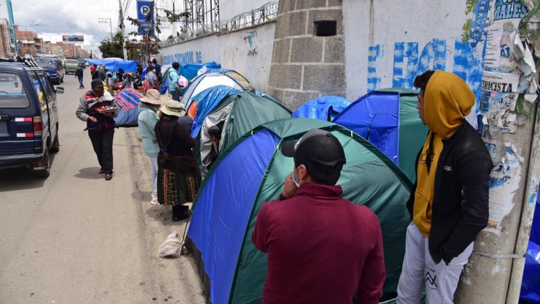 A cinco d&iacute;as del reclutamiento, decenas de j&oacute;venes hacen filas por un cupo en el cuartel