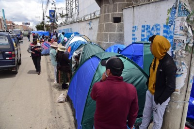 A cinco días del reclutamiento, decenas de jóvenes hacen filas por un cupo en el cuartel