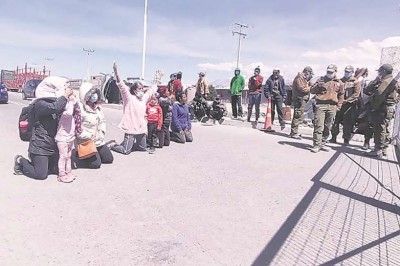 La desgracia persigue a los migrantes venezolanos; de rodillas piden entrar a Chile