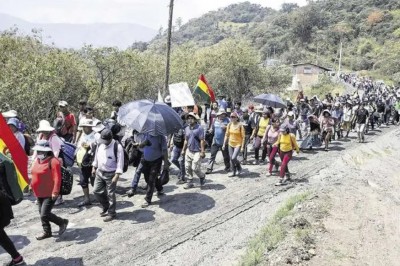 Cocaleros de Yungas marchan a La Paz y buscan diálogo con Luis Arce
