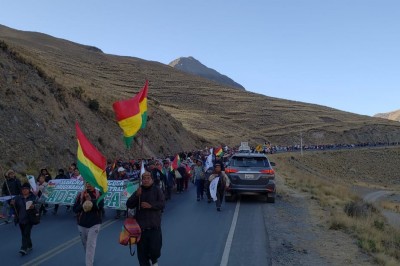 Marcha en puertas de La Paz, cocaleros dan ultimátum para el cierre del mercado paralelo