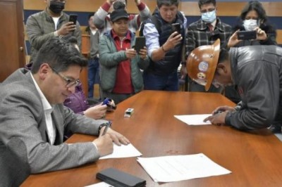 Gobierno y mineros de Huanuni firman acuerdo y se deponen las medidas de presión
