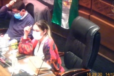 Senadora dio positivo a covid, participó del inicio de la sesión y hasta abrazó a sus colegas