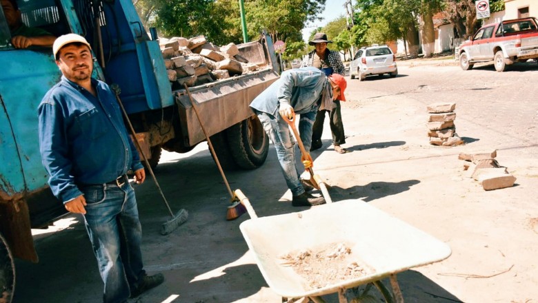 Yacuiba: Se est&aacute; haciendo el bacheo y cambio de losetas en diferentes intersecciones de la avenida San Mart&iacute;n y otros puntos del casco central de la ciudad.