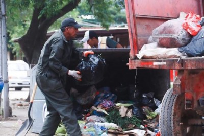 Yacuiba: Para la limpieza en los mercados, la alcaldía dispone de una brigada de contingencia para el recojo de la basura acumulada en los contenedores