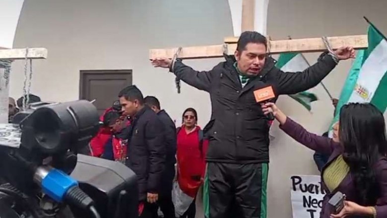 Maestros urbanos radicalizan sus medidas crucific&aacute;ndose