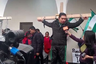 Maestros urbanos radicalizan sus medidas crucificándose
