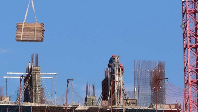 Alertan que falta de d&oacute;lares posterga proyectos y retrasa entrega de obras