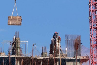 Alertan que falta de dólares posterga proyectos y retrasa entrega de obras
