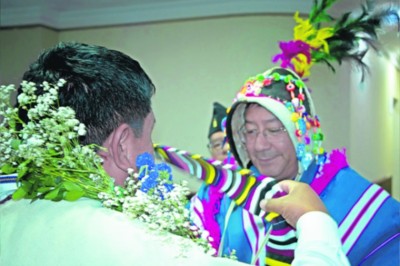 Gobernador de Potosí compró al contado un auto del año y recibió 117 depósitos de funcionarios