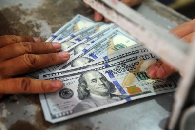 Persiste la demanda de dólares en la banca, pero en menor medida
