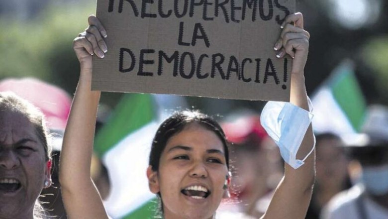 De la restauraci&oacute;n al deterioro, Bolivia celebra 41 a&ntilde;os de democracia