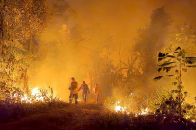 Arriba a Bolivia un segundo grupo de bomberos venezolanos para ayudar a apagar los incendios